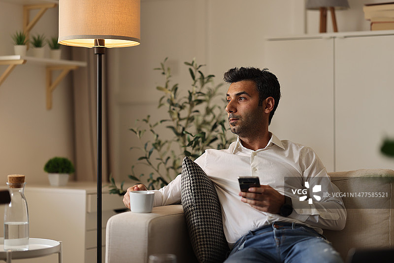 男子使用智能手机图片素材