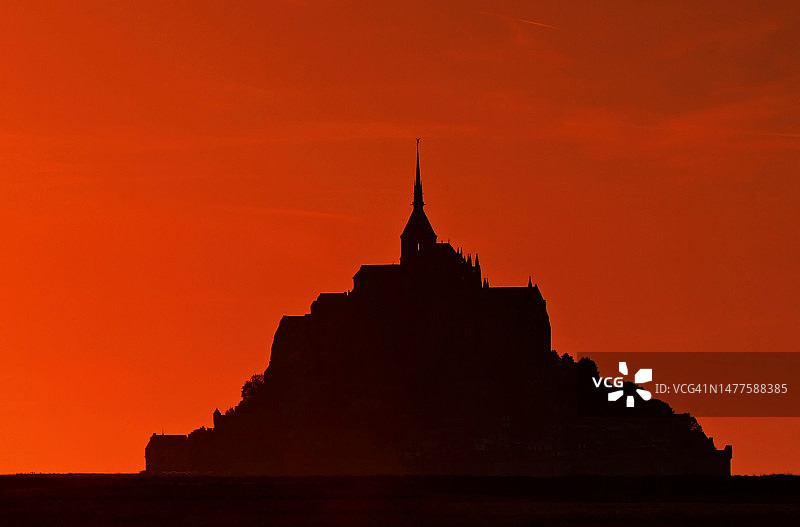 法国诺曼底圣米歇尔山日落剪影图片素材