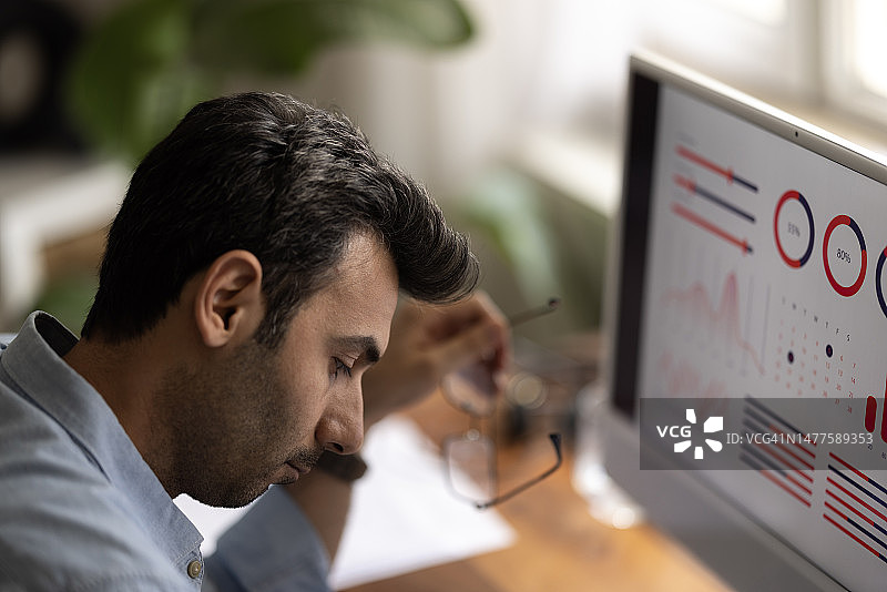 戴眼镜的年轻金融市场分析师图片素材