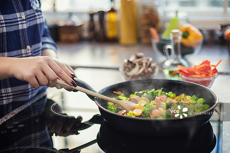 女人在厨房准备健康食物图片素材