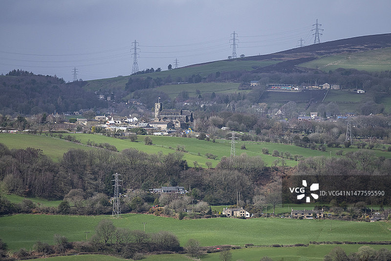 从远处看到的莫特拉姆教堂，英格兰德比郡朗登代尔图片素材