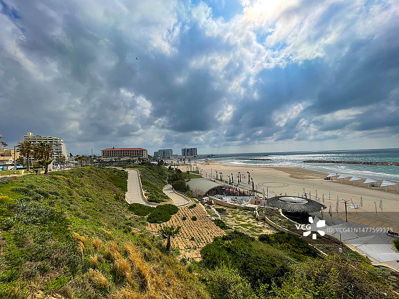 以色列酒店、台阶、道路、海滩和云层下的水图片素材