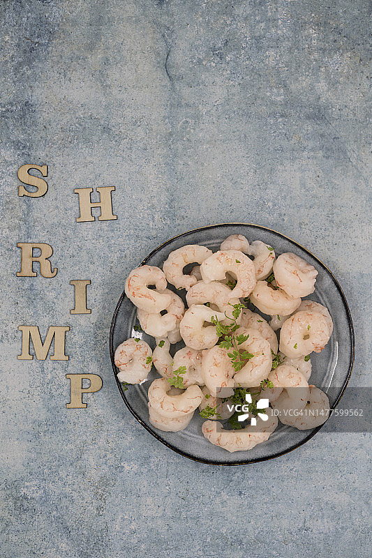 蓝色背景上的生虾和“虾”字样图片素材