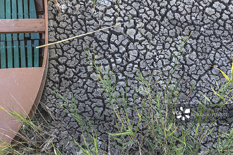 干旱干涸湖床上废弃的渔船图片素材