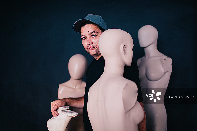 戴帽子、引领时尚潮流的中年男人图片素材