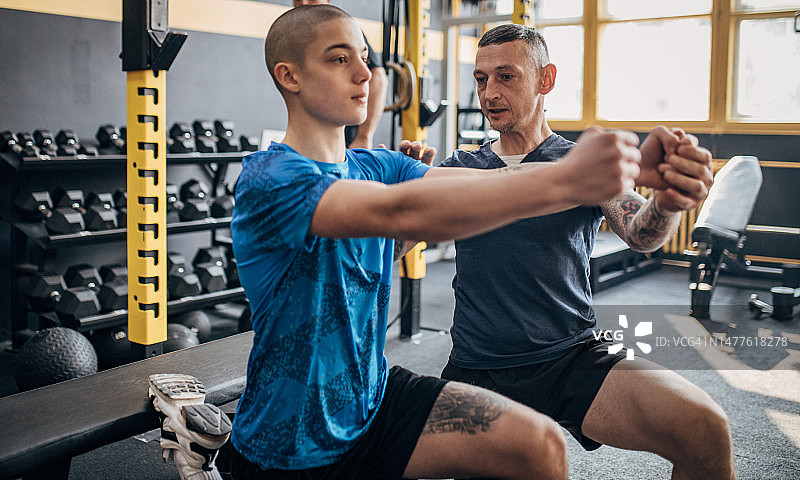 与健身教练一起训练的青少年男孩图片素材
