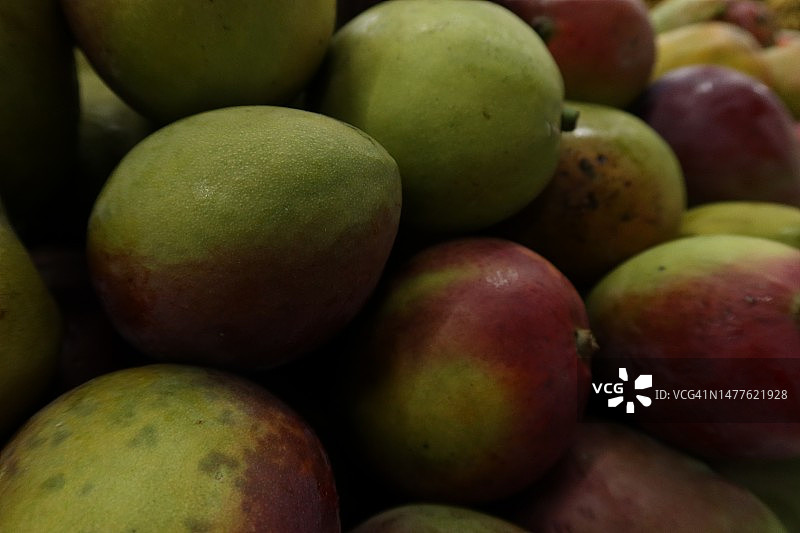 青红色成熟芒果堆特写图片素材