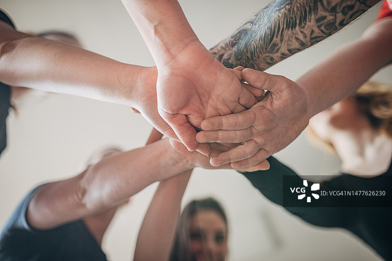 人们手牵着手图片素材
