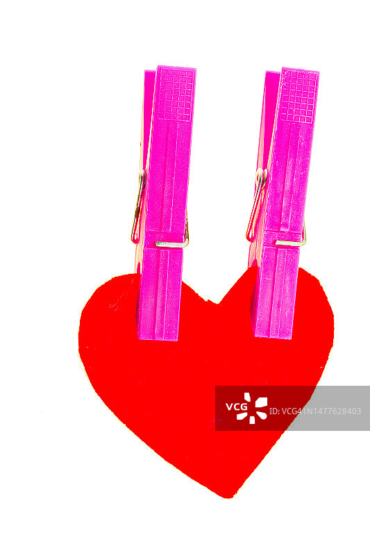 用晾衣夹固定的心形图片素材