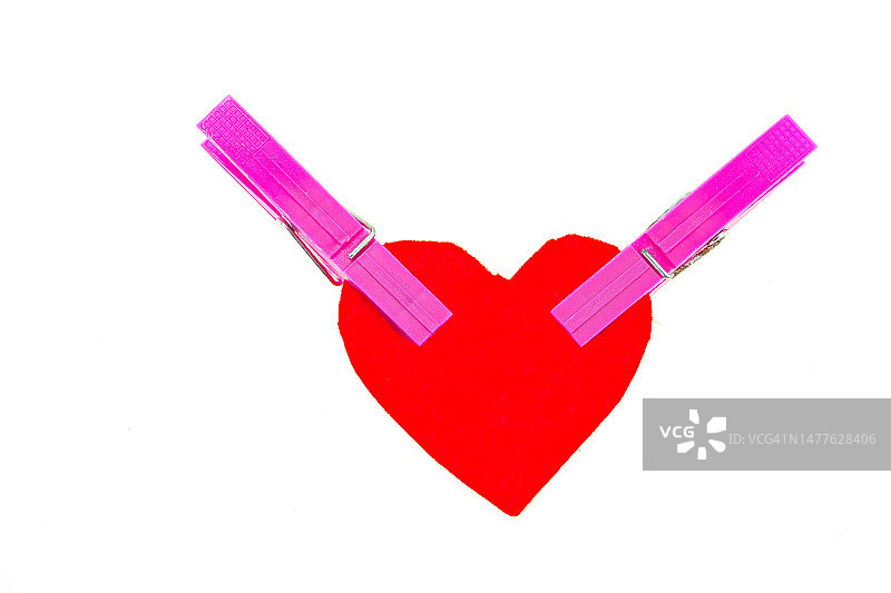 用晾衣夹固定的心形图片素材