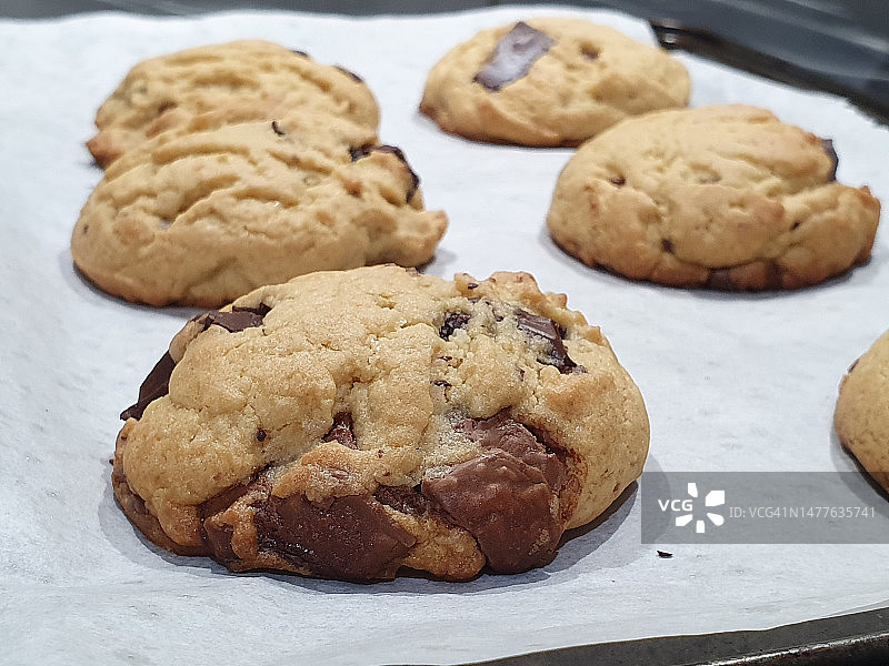 新鲜出炉的巧克力饼干特写图片素材