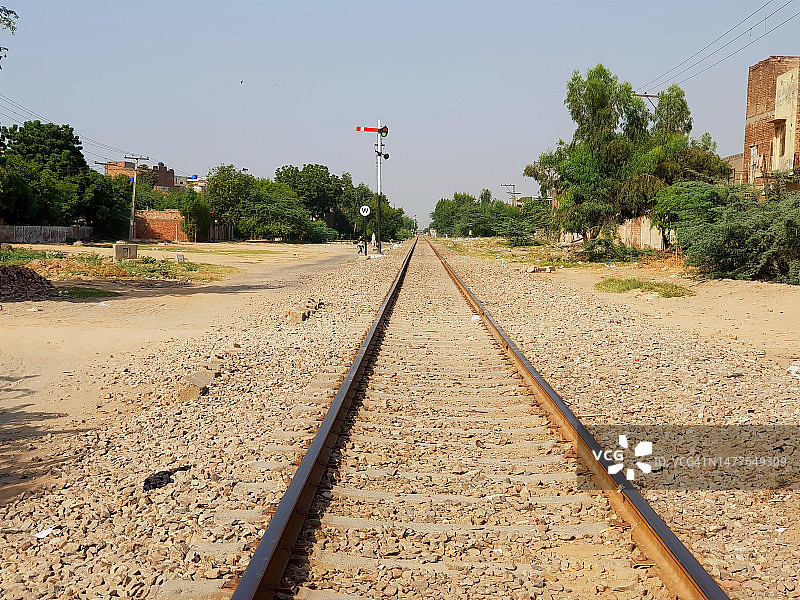 老式铁路信号灯与巴基斯坦乡村的空旷铁路图片素材