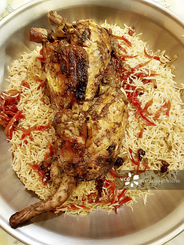 传统的阿富汗菜肴，烤鸡肉和抓饭图片素材