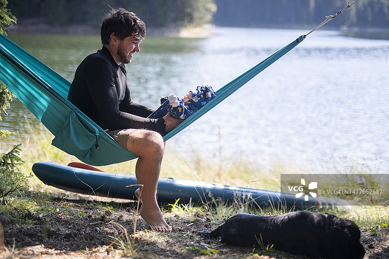 在吊床上享受乐趣图片素材