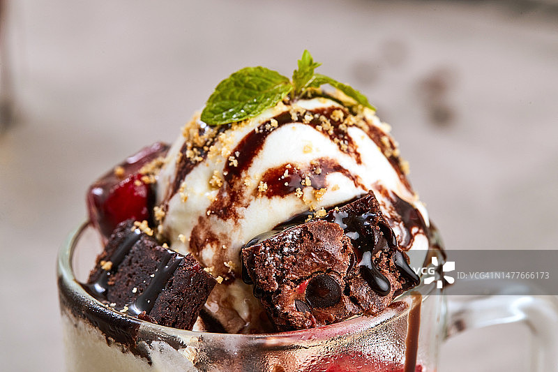 冰淇淋布朗尼圣代图片素材