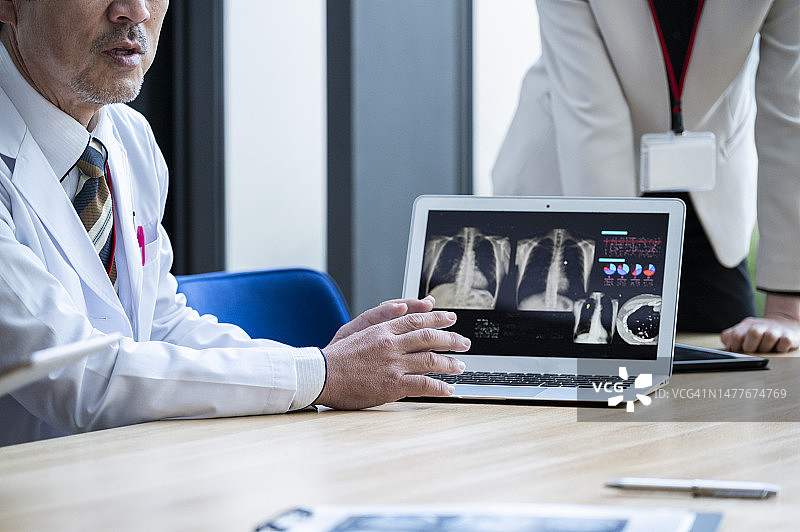 医生向医药销售员及其同事讲解图片素材