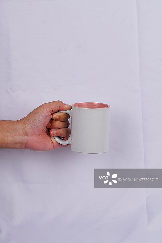 男人手持咖啡杯特写图片素材