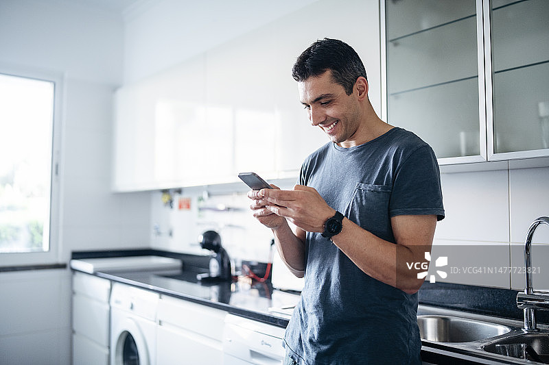 男人早上查看手机图片素材