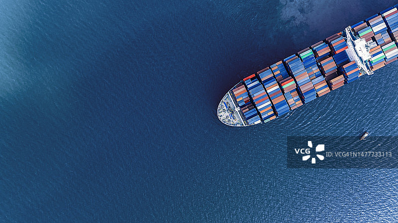 泰国码头：用于进出口物流的集装箱船图片素材