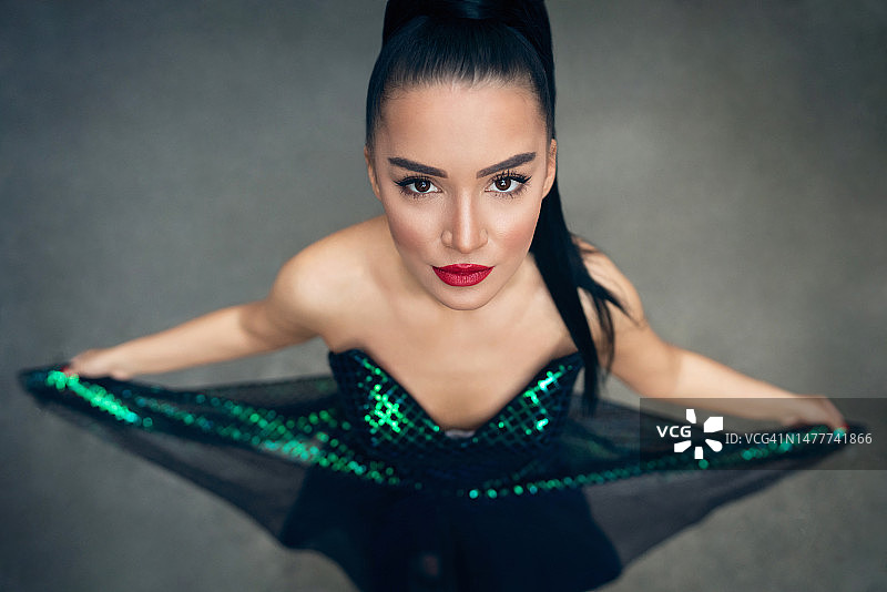 身穿舞会礼服的年轻漂亮白人女性图片素材