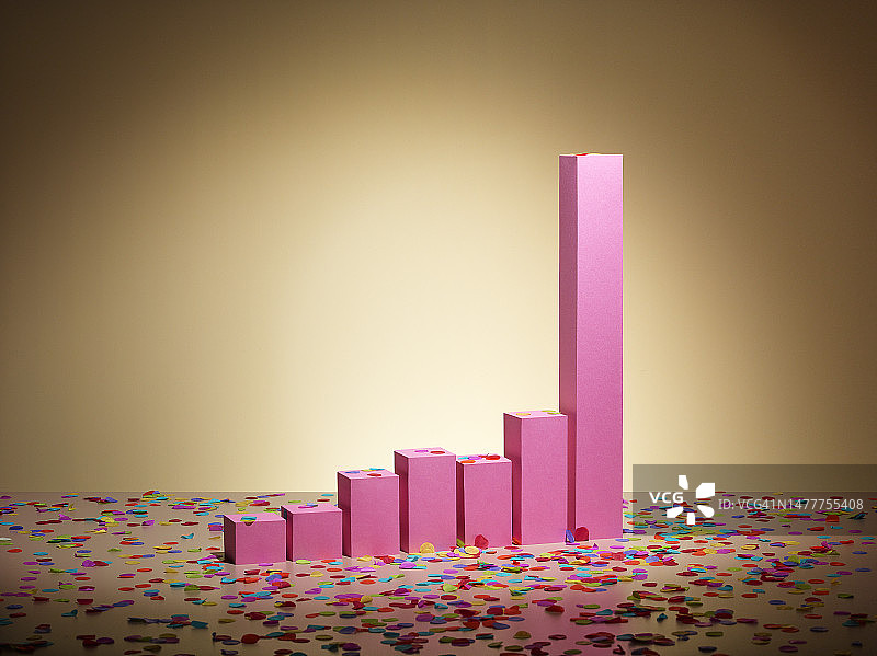 地板上的粉色图表纸屑图片素材