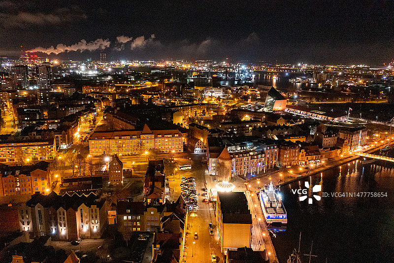 夜间格但斯克老城区的鸟瞰视角图片素材