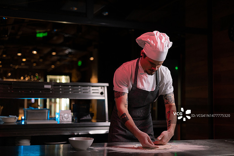 专业厨师在厨房准备披萨面团图片素材
