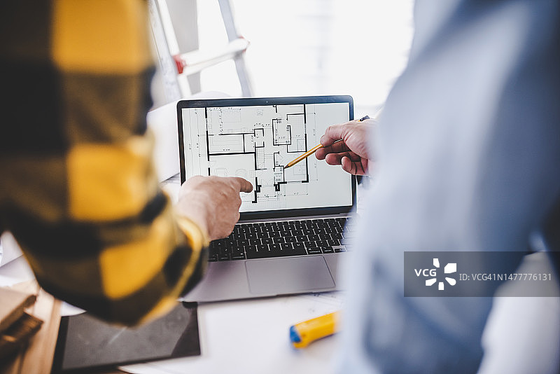 建筑师查看建筑设计图图片素材
