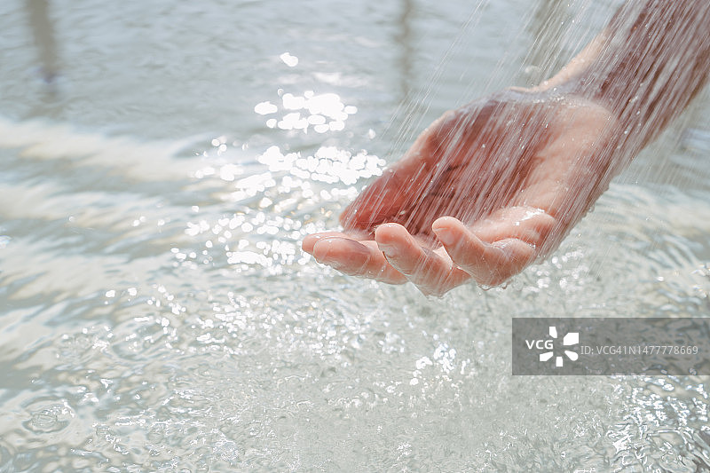女士享受热水浴图片素材