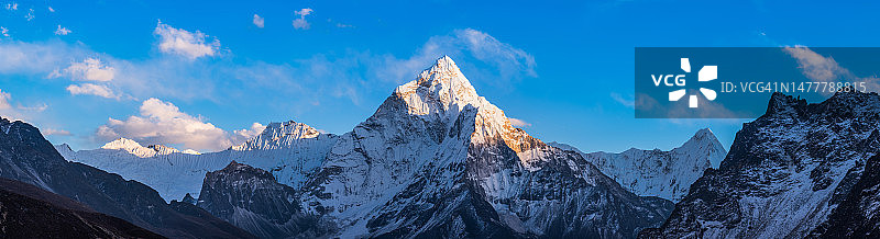 尼泊尔喜马拉雅山脉日落时分被照亮的雪山顶峰全景图片素材