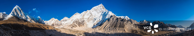 尼泊尔喜马拉雅山昆布冰川珠峰大本营全景图片素材