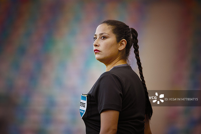 女裁判在女子足球比赛前准备就绪图片素材