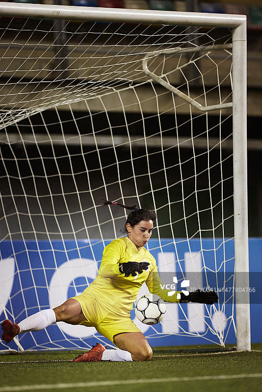 职业女守门员在比赛中扑球倒地图片素材