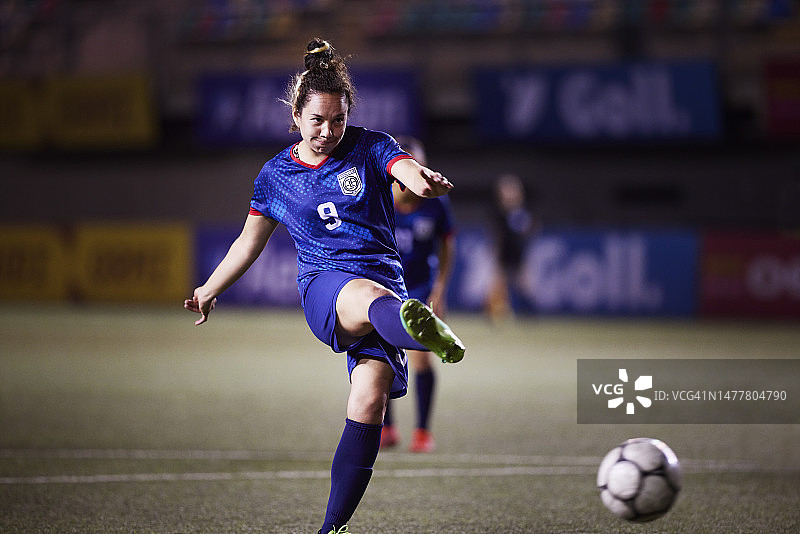 女足9号球员点球射门图片素材