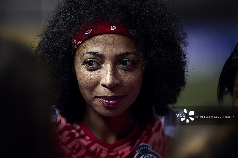 女运动员在赛前围成一圈，面带微笑地看向队友图片素材