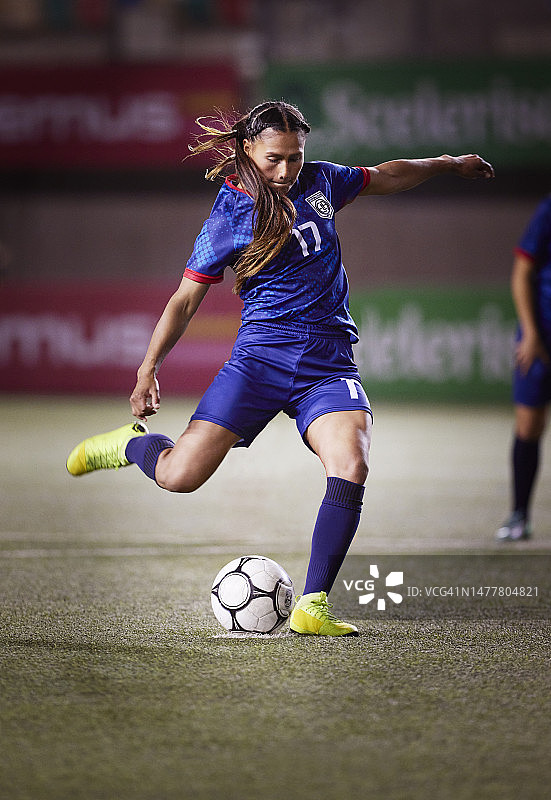 专注的女足球运动员准备点球射门图片素材