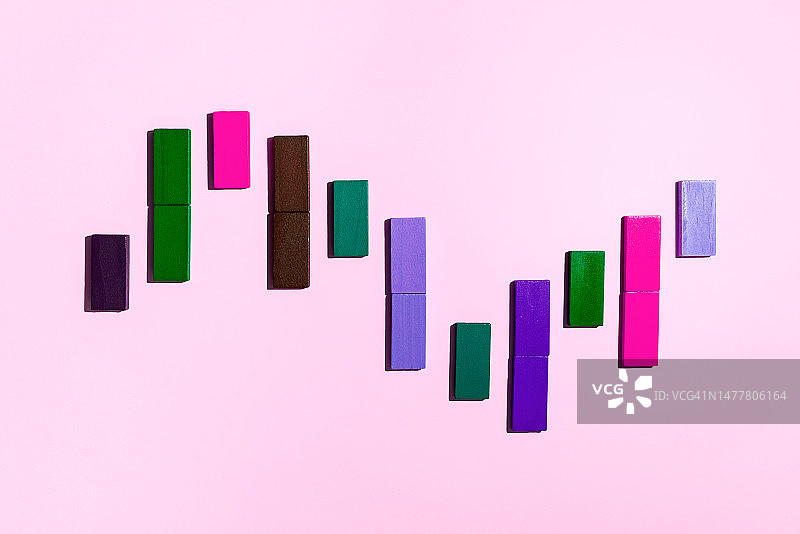 彩色木制玩具积木组成的市场数据条形图图片素材