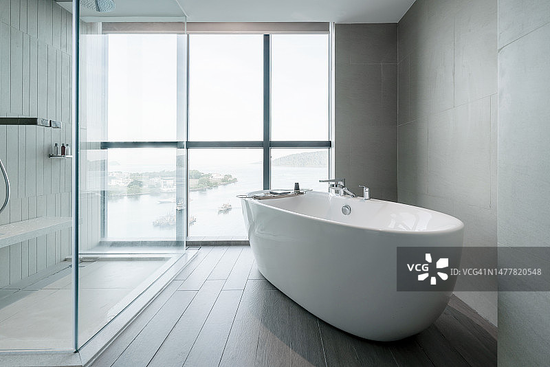 带浴缸的浴室图片素材