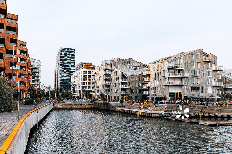 挪威奥斯陆奥斯陆峡湾岸边的现代公寓楼图片素材