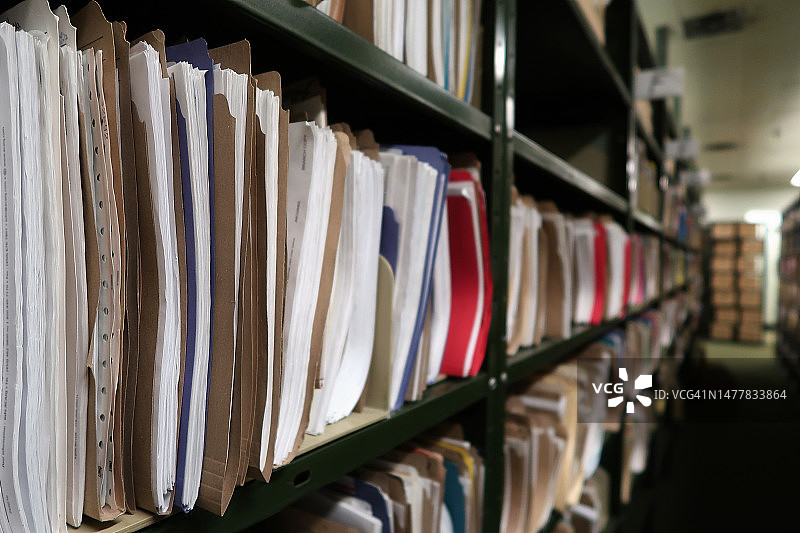 档案室走廊里装满文件的书架图片素材