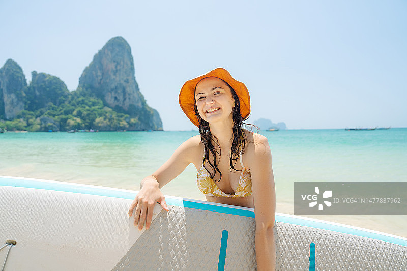 在泰国莱利海滩玩桨板冲浪的女人图片素材