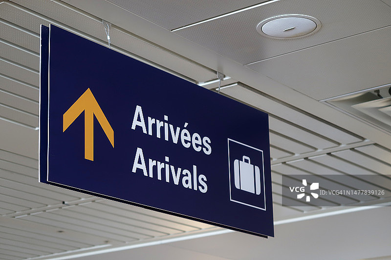 机场到达指示牌（法语和英语）图片素材