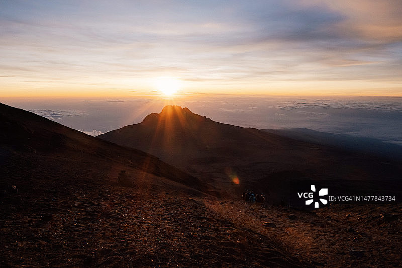 从乞力马扎罗山观看马文济山的日出图片素材