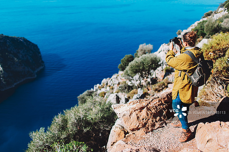 年轻女人用相机拍照图片素材