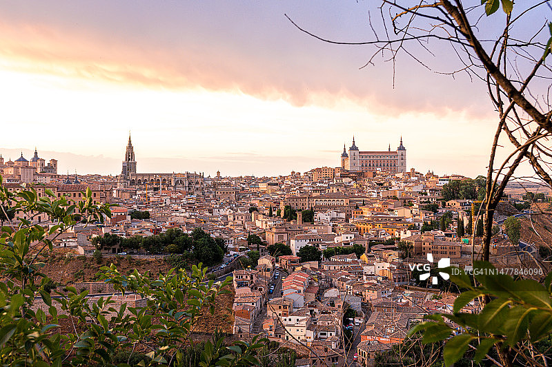 阴天下的托莱多古城全景图片素材