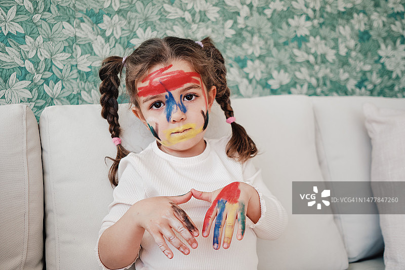 在身体和手上涂鸦后后悔的女孩图片素材