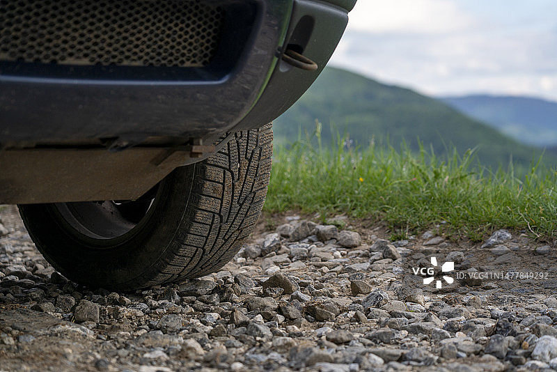 石头路上的汽车轮胎图片素材