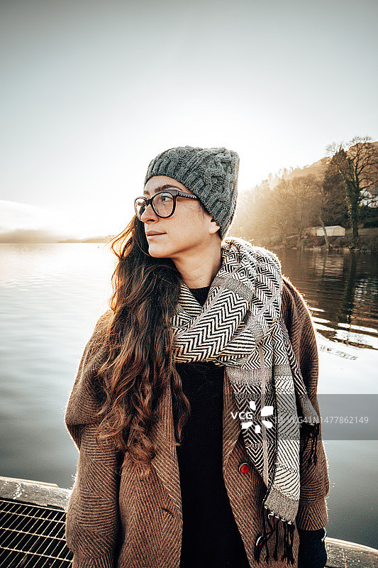 冬季戴针织帽的时尚女性图片素材