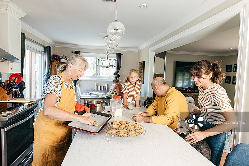 祖母为家人烘烤饼干图片素材