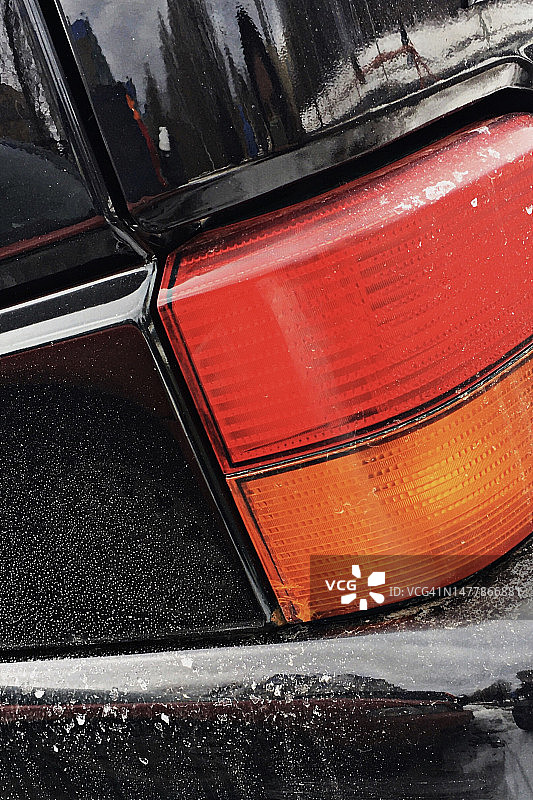 黑色汽车的红色和黄色尾灯特写图片素材